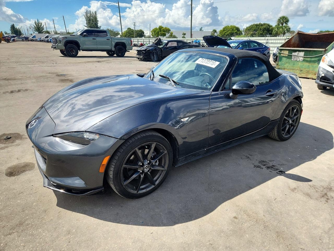 Vue de 2016 MAZDA MX-5 MIATA CLUB, angle 1