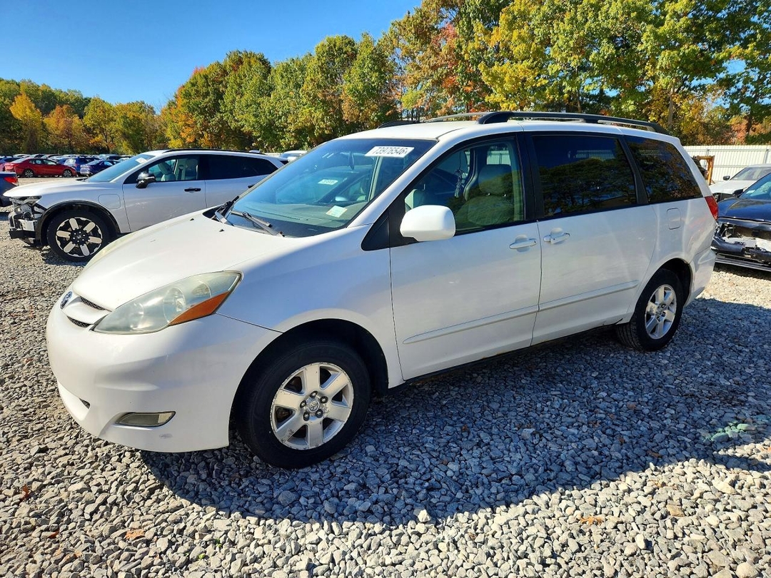 Vista de 2006 TOYOTA SIENNA XLE 7 PASSENGER, ángulo 1
