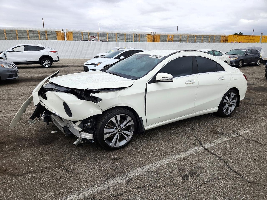 Vista de 2018 MERCEDES-BENZ CLA 250, ángulo 1