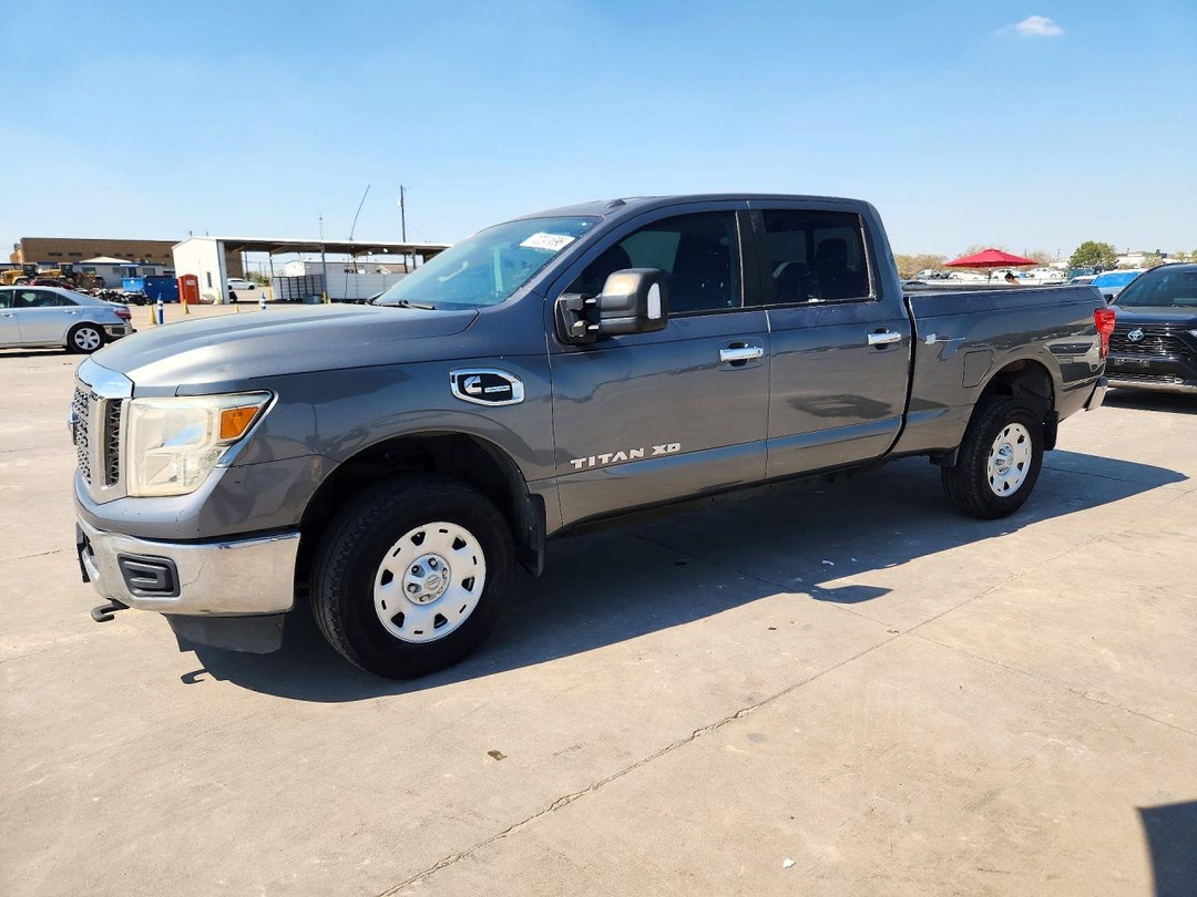 Vue de 2017 NISSAN TITAN XD SV, angle 1