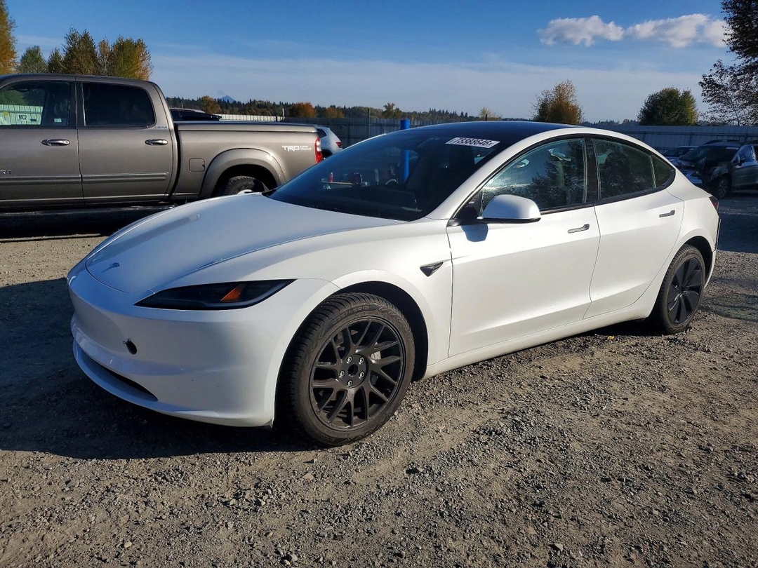 Вид 2024 TESLA MODEL 3, угол 1