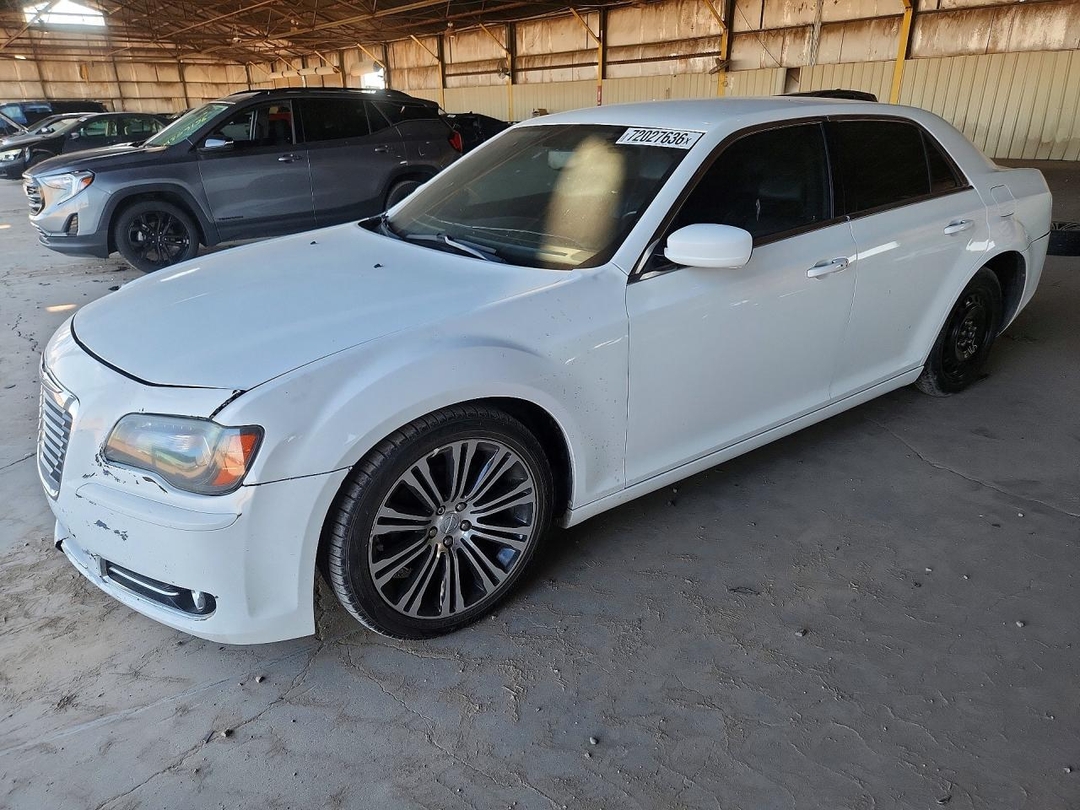 Vue de 2013 CHRYSLER 300 S, angle 1