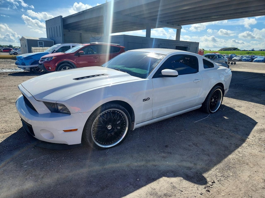 Vista de 2013 FORD MUSTANG GT, ángulo 1