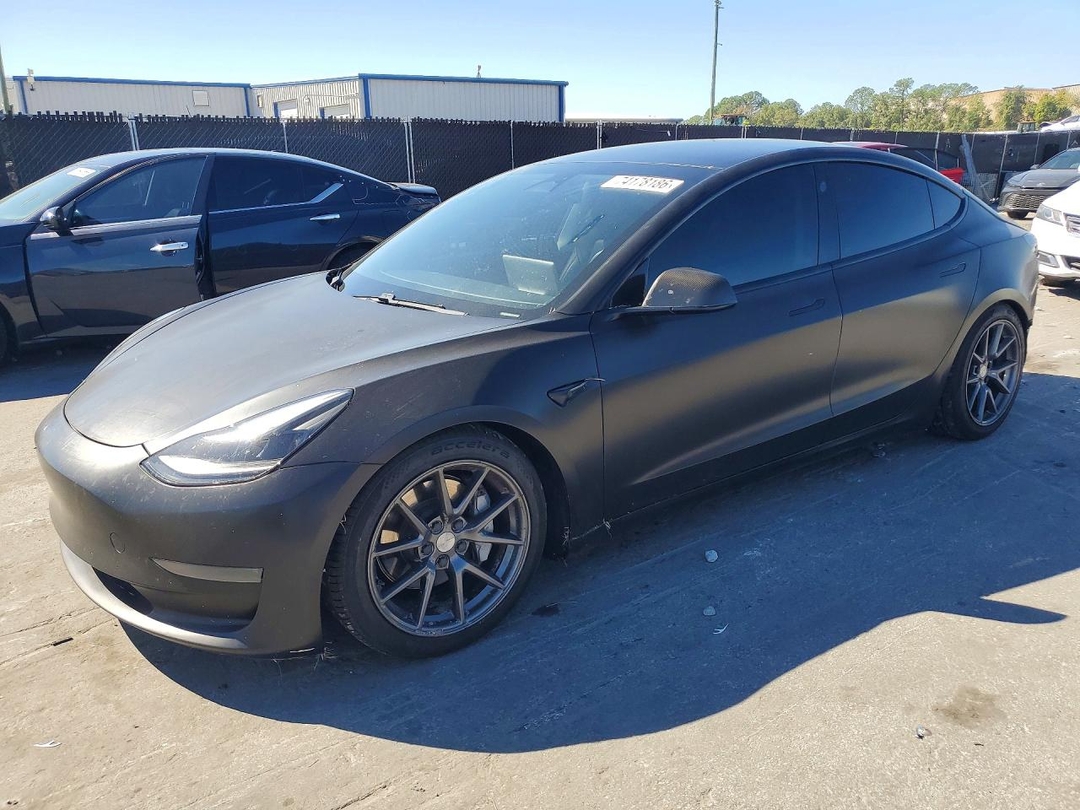 Vue de 2021 TESLA MODEL 3, angle 1
