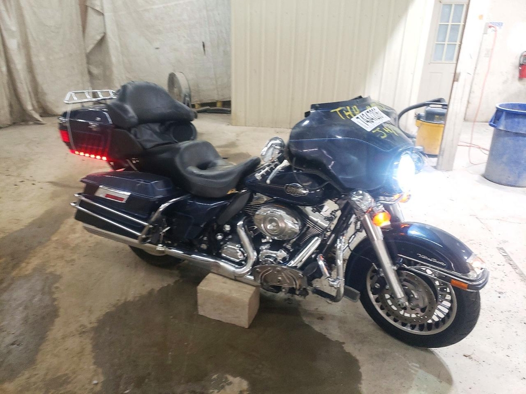 Vue de 2009 HARLEY-DAVIDSON FLHTCU, angle 1
