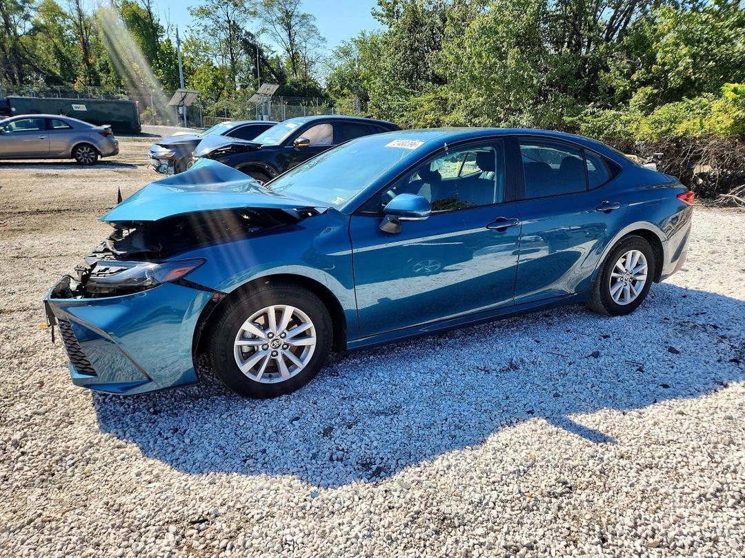 Вид 2025 TOYOTA CAMRY LE, угол 1