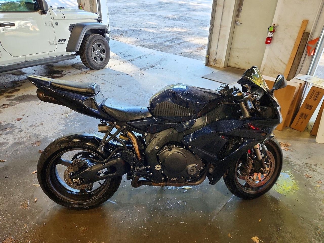 Vue de 2006 HONDA CBR1000 RR, angle 1