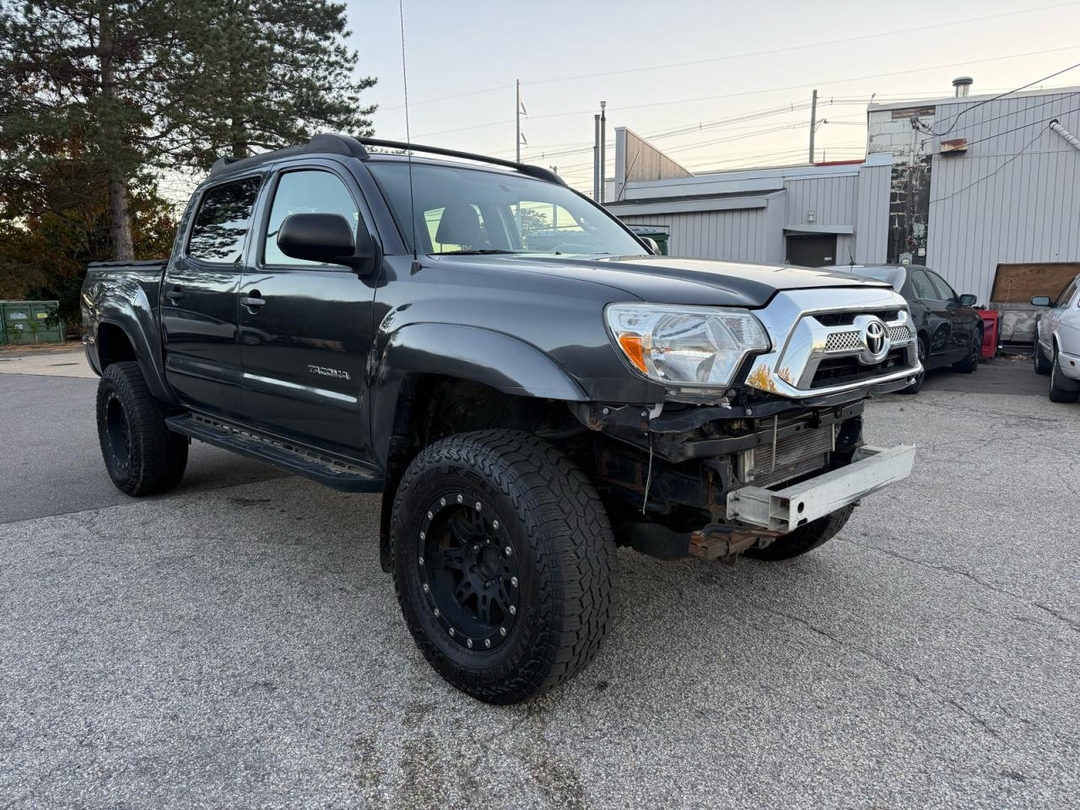 Vue de 2015 TOYOTA TACOMA V6, angle 1