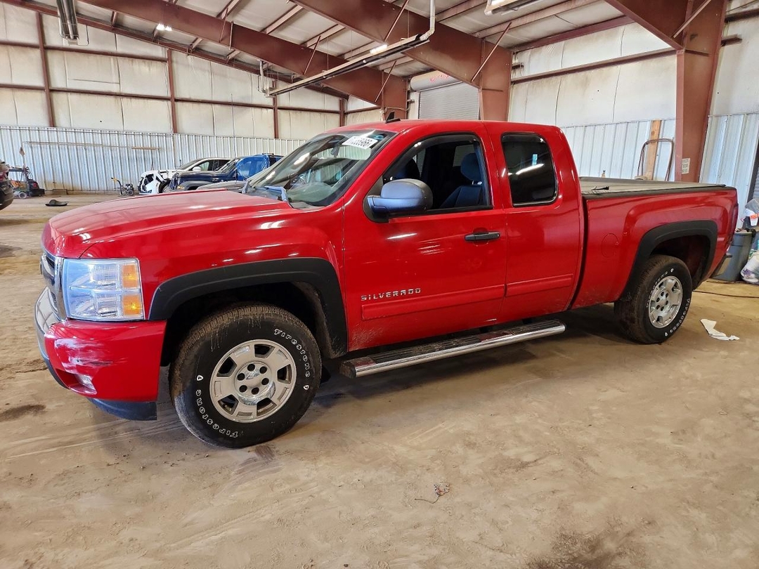 Vue de 2011 CHEVROLET SILVERADO K1500 LT, angle 1