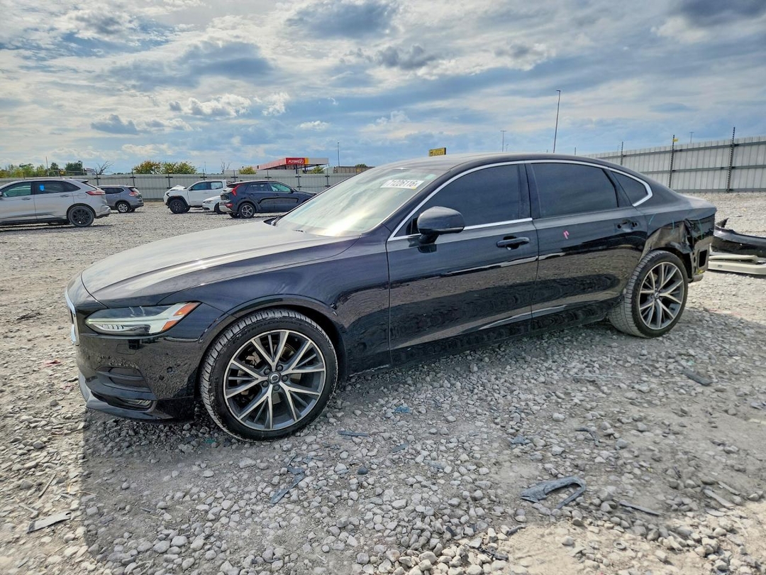 Vue de 2018 VOLVO S90 T5 MOMENTUM, angle 1