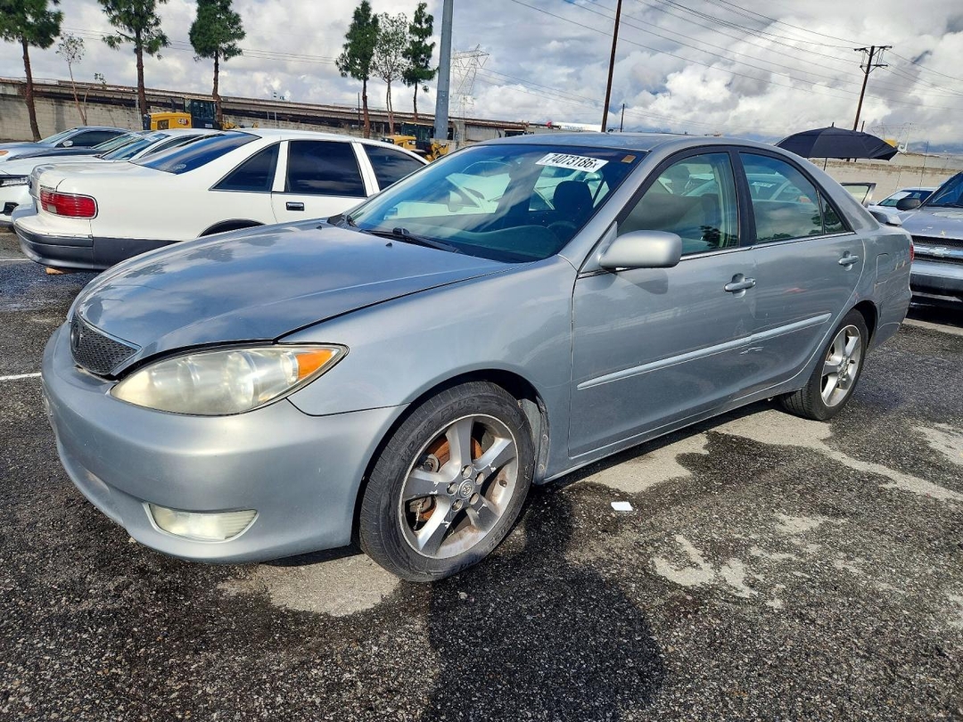 Vue de 2005 TOYOTA CAMRY SE V6, angle 1