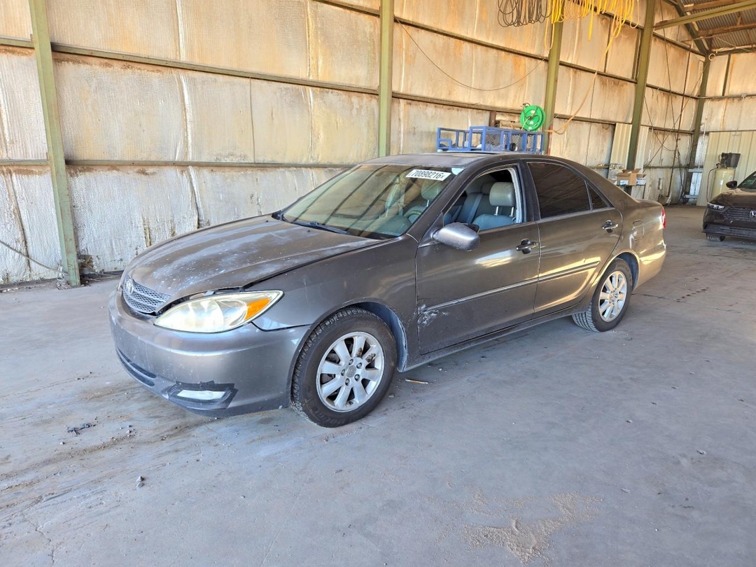 Вид 2004 TOYOTA CAMRY XLE, угол 1