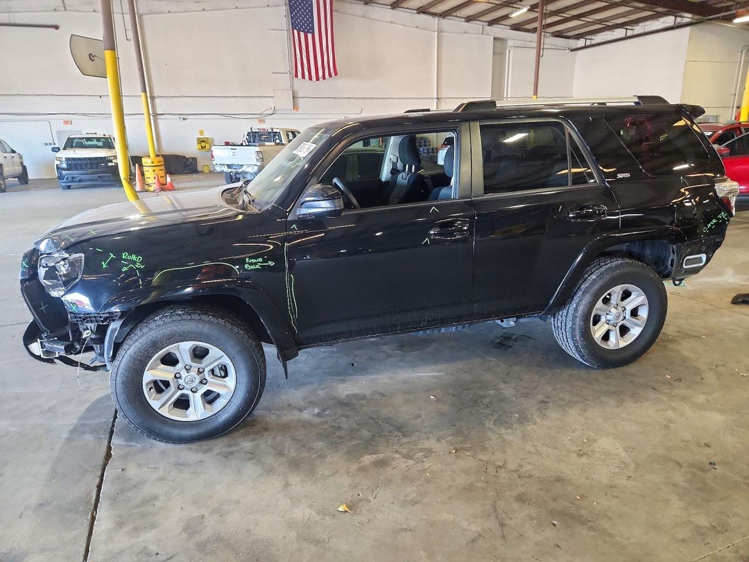 Вид 2022 TOYOTA 4RUNNER SR5, угол 1