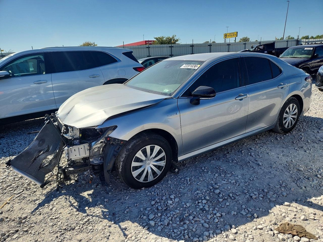 Vue de 2021 TOYOTA CAMRY LE, angle 1