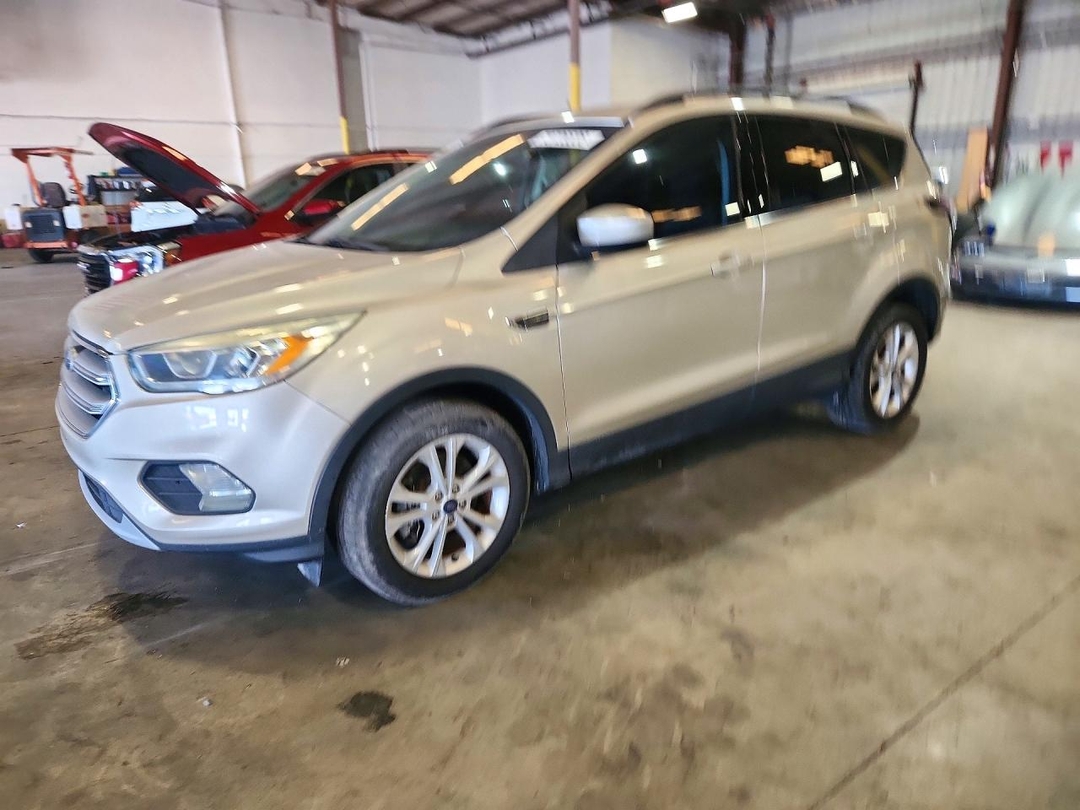 Вид 2017 FORD ESCAPE SE, угол 1