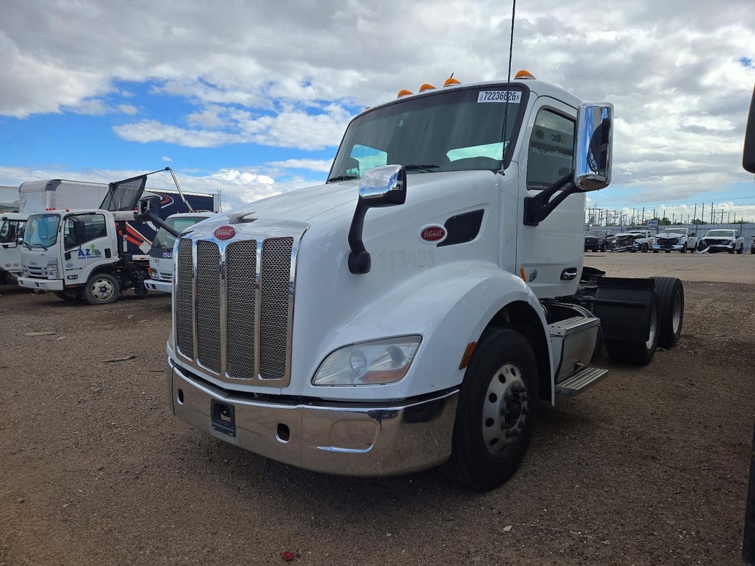 Vue de 2017 PETERBILT 579 SEMI TRUCK, angle 1