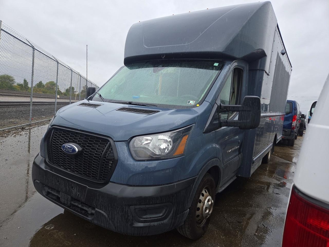 Vue de 2021 FORD TRANSIT DELIVERY TRUCK, angle 1