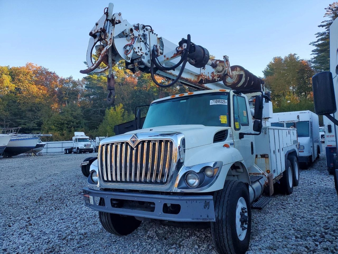 Vue de 2008 INTERNATIONAL 7400 DIGGER DERRICK TRUCK, angle 1