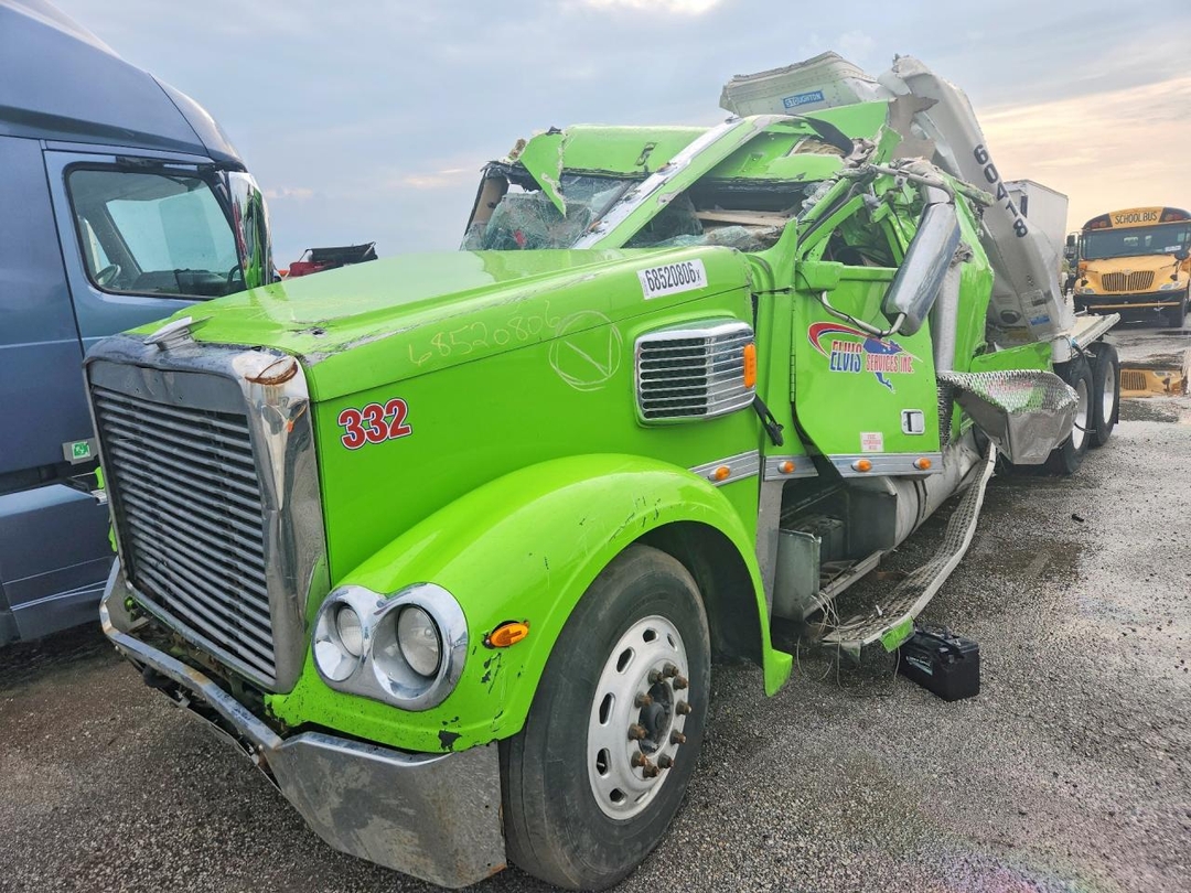 Vista de 2015 FREIGHTLINER CORONADO SEMI TRUCK, ángulo 1