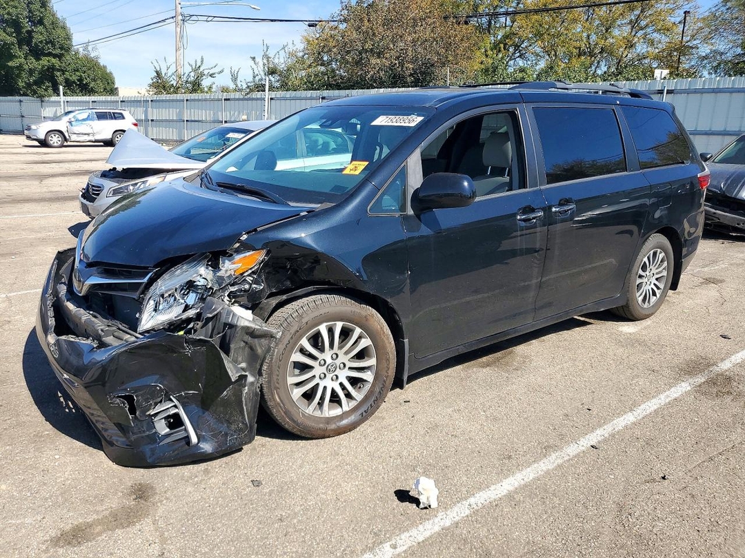Вид 2020 TOYOTA SIENNA XLE 8-PASSENGER, угол 1