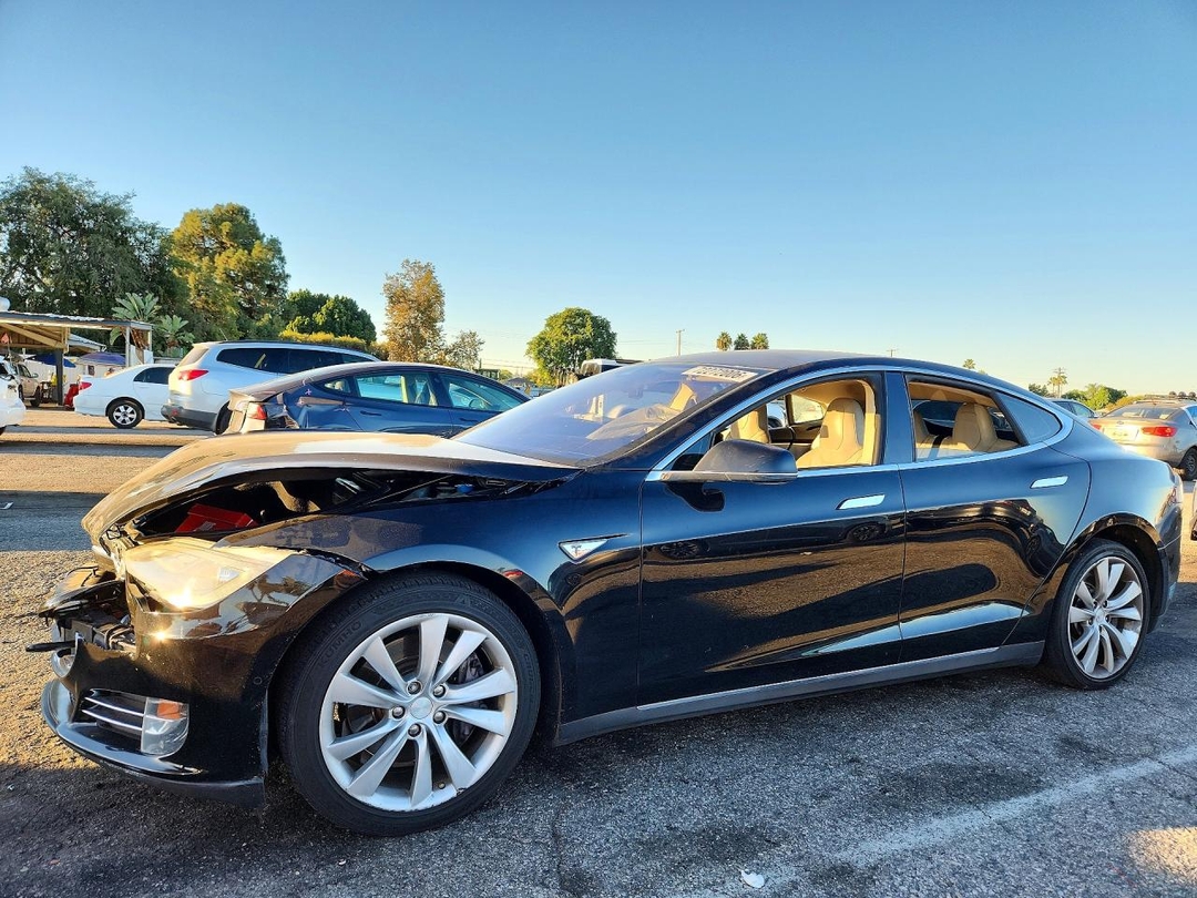 Vue de 2014 TESLA MODEL S, angle 1