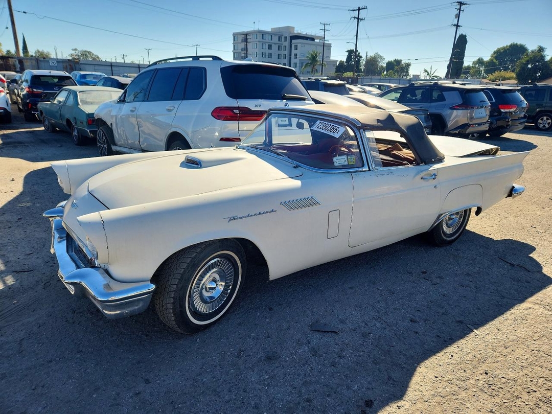 Вид 1957 FORD THUNDERBIRD, угол 1