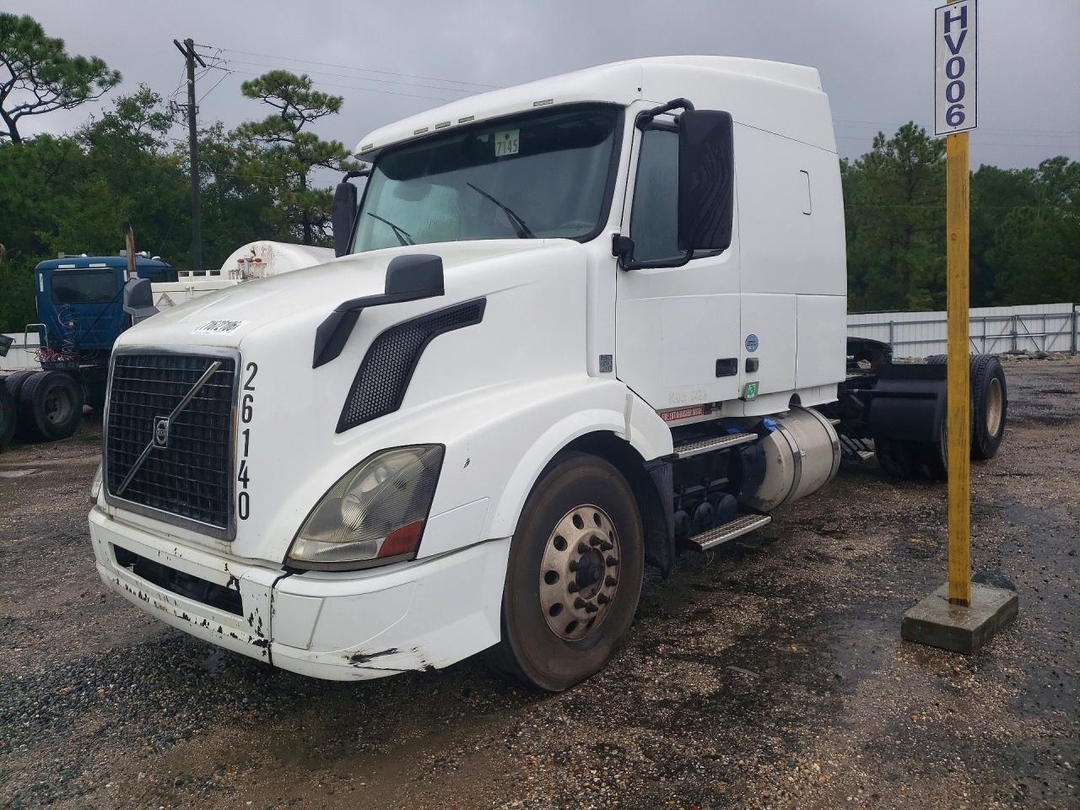 Vue de 2018 VOLVO VNL SEMI TRUCK, angle 1