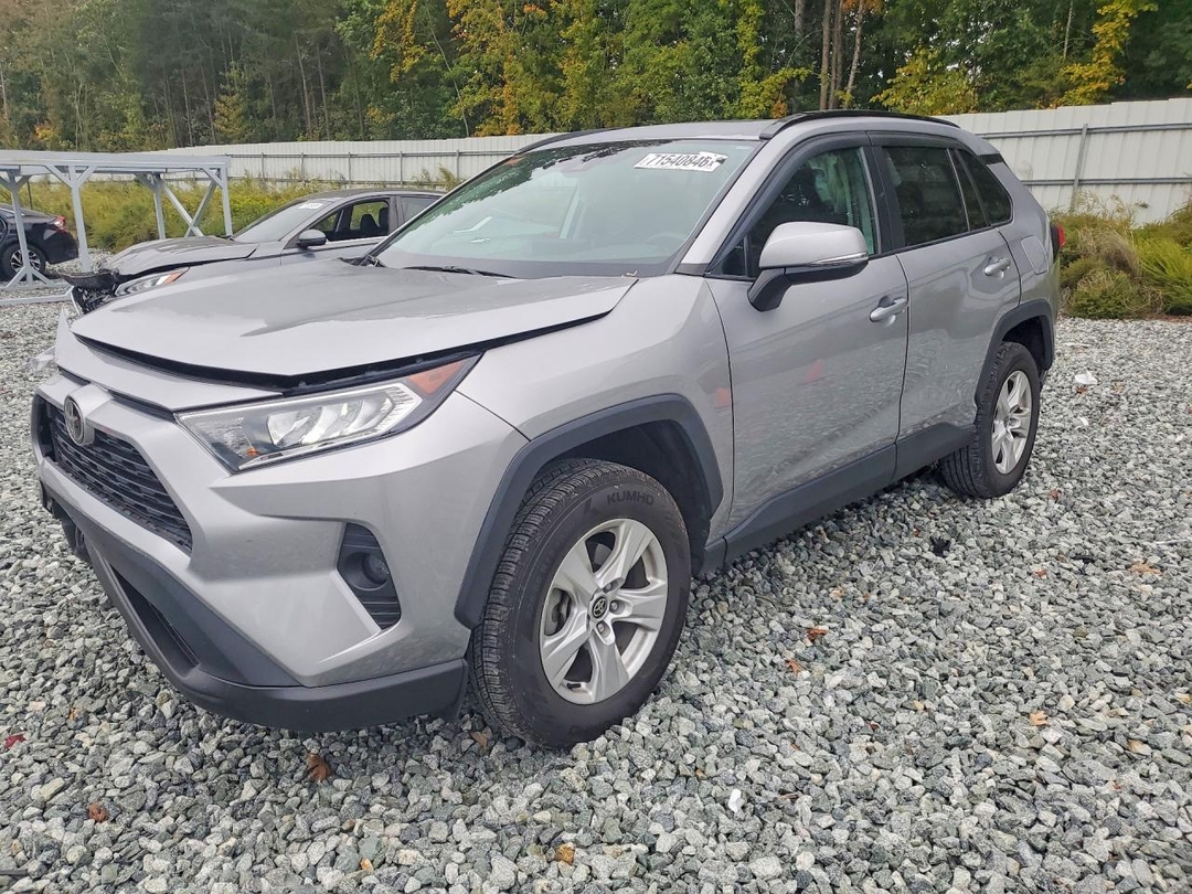 Вид 2021 TOYOTA RAV4 XLE, угол 1
