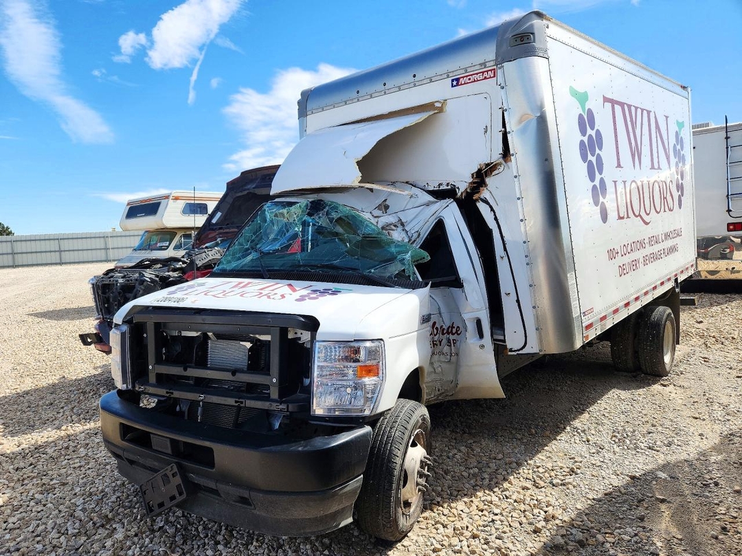 Вид 2026 FORD E-450 - BOX TRUCK, угол 1
