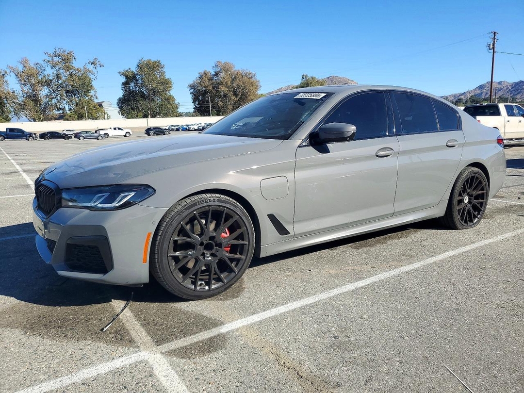 منظر 2021 BMW 530E، زاوية 1