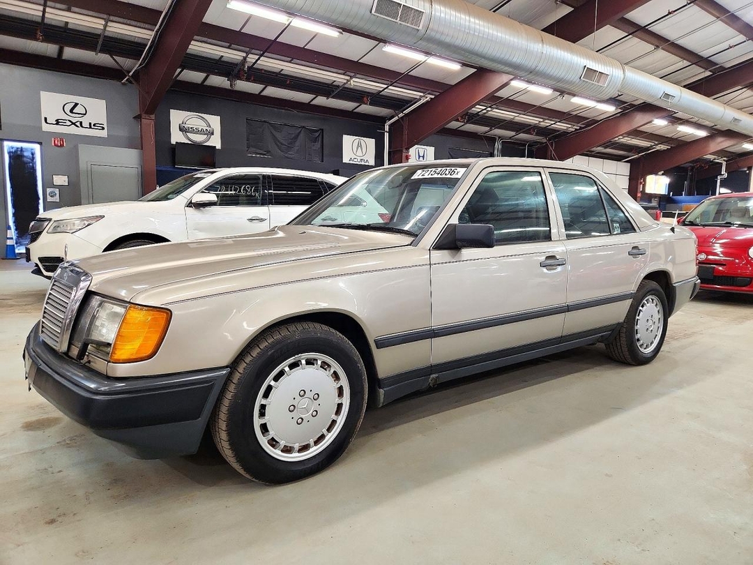 Vista de 1989 MERCEDES-BENZ 300 E, ángulo 1