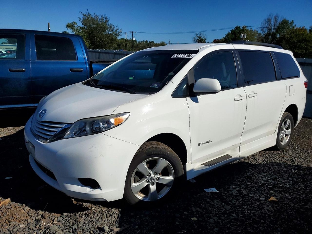 Вид 2017 TOYOTA SIENNA LE, угол 1