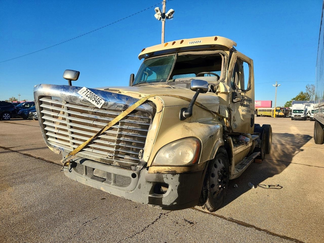 Вид 2013 FREIGHTLINER CASCADIA SEMI TRUCK, угол 1
