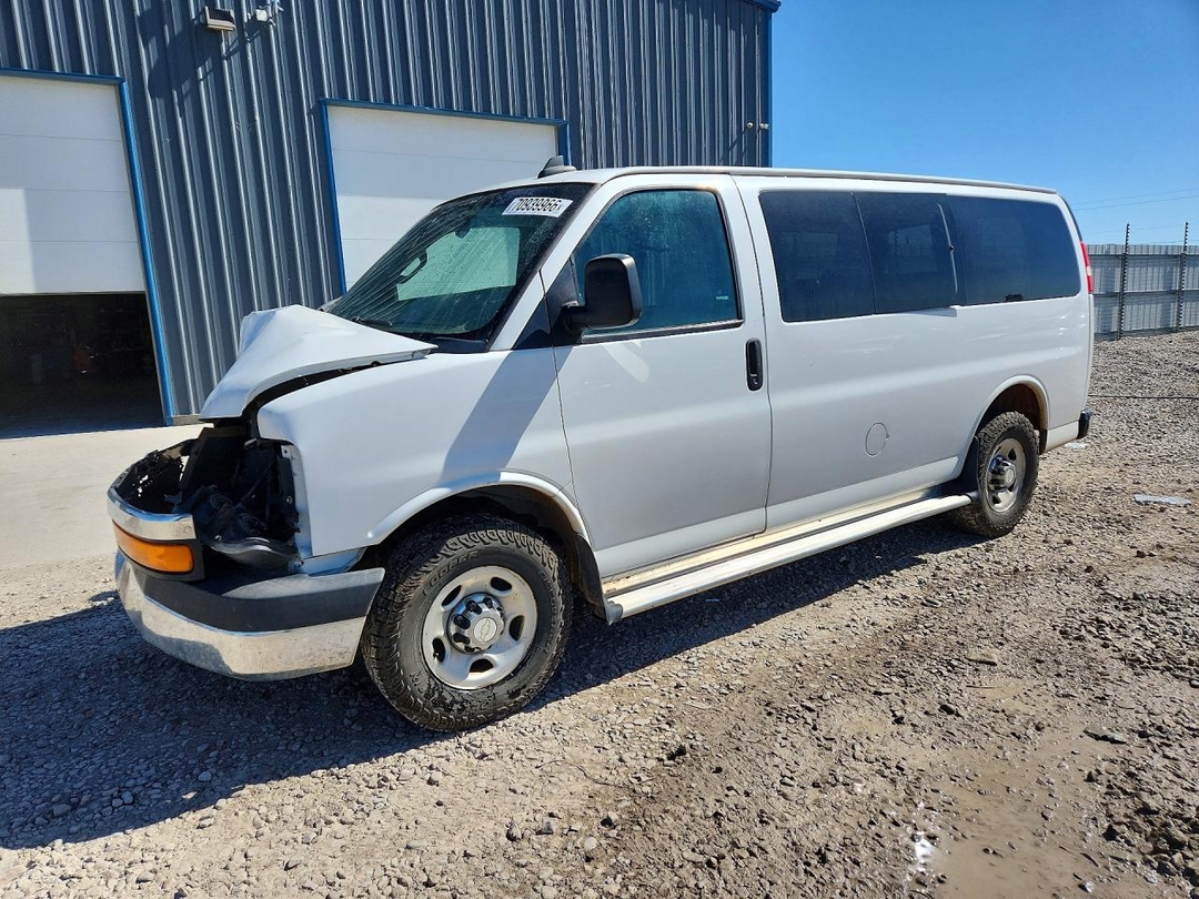 Vue de 2016 CHEVROLET EXPRESS G3500 LT, angle 1