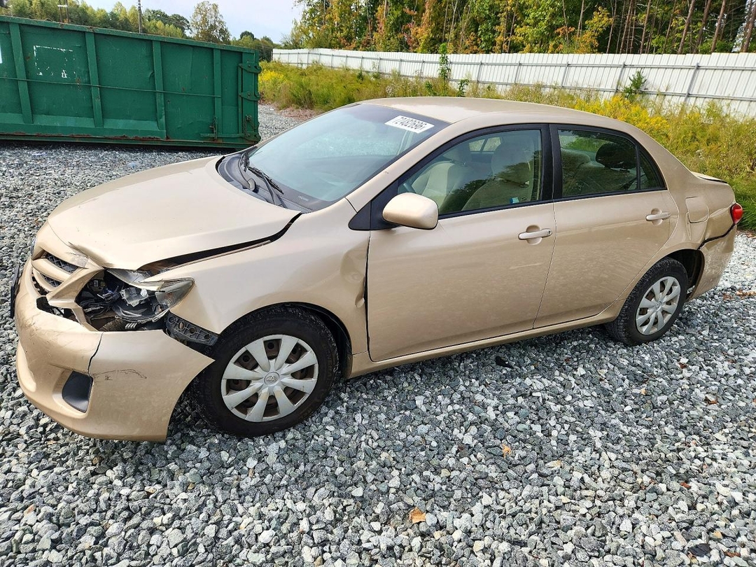 Вид 2011 TOYOTA COROLLA LE, угол 1