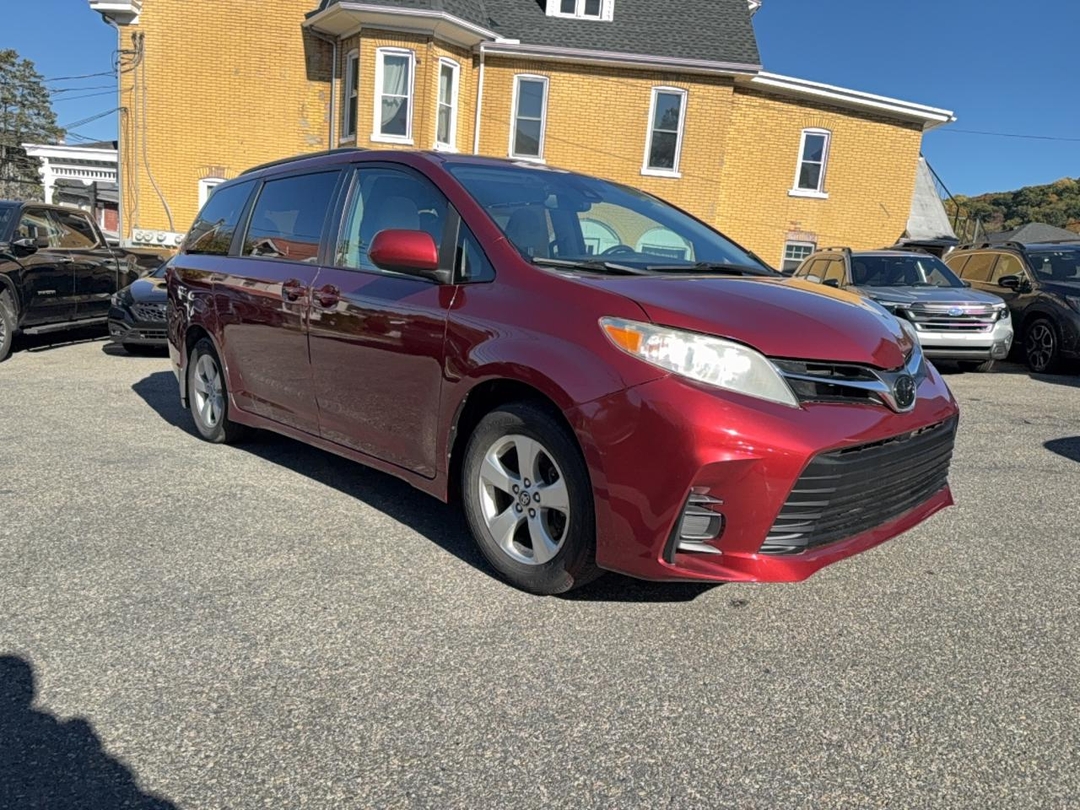 Vue de 2020 TOYOTA SIENNA LE 8-PASSENGER, angle 1