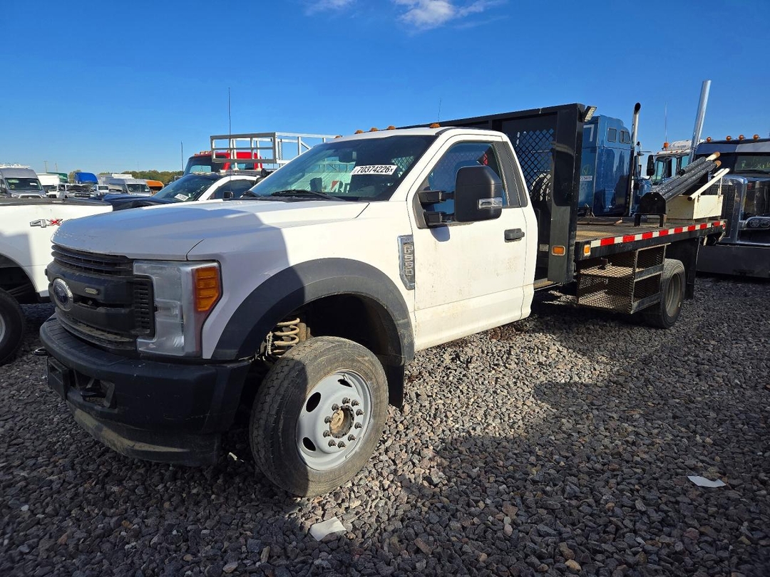Vista de 2017 FORD F550 SUPER DUTY, ángulo 1