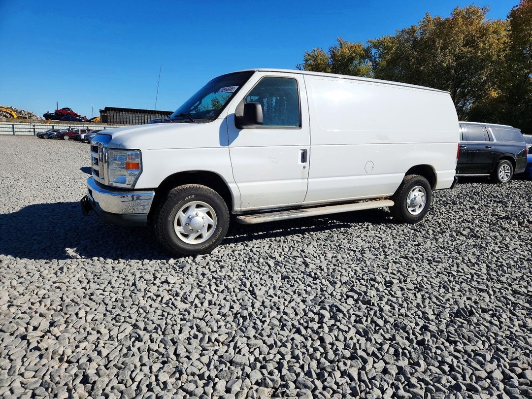 Vue de 2013 FORD E250, angle 1
