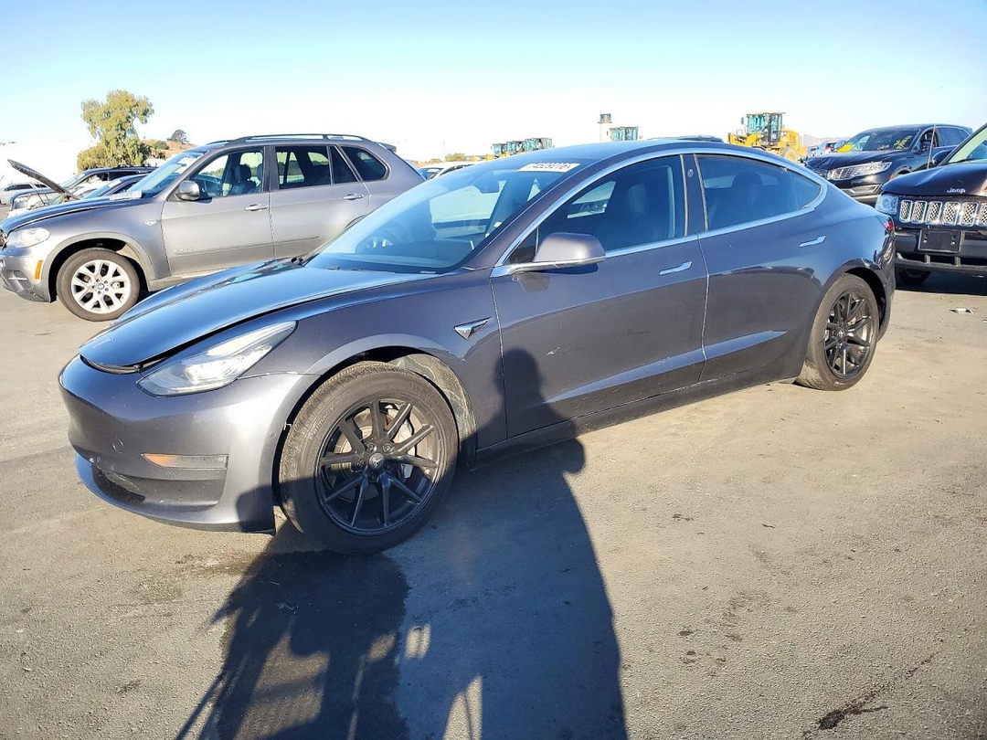 Вид 2019 TESLA MODEL 3, угол 1