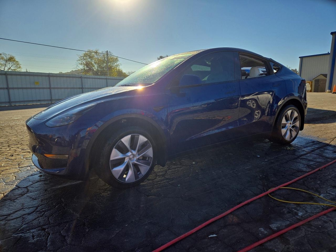 Vue de 2023 TESLA MODEL Y, angle 1