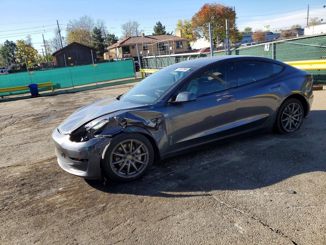 Vue de 2022 TESLA MODEL 3, angle 1