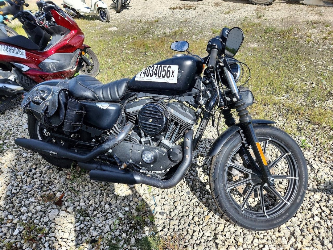 Vue de 2021 HARLEY-DAVIDSON XL883 N, angle 1
