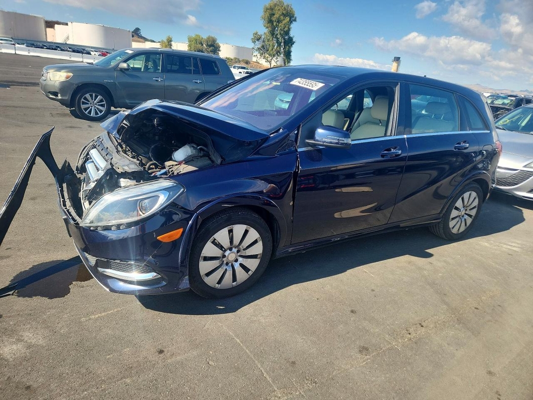 Vista de 2017 MERCEDES-BENZ B 250E, ángulo 1