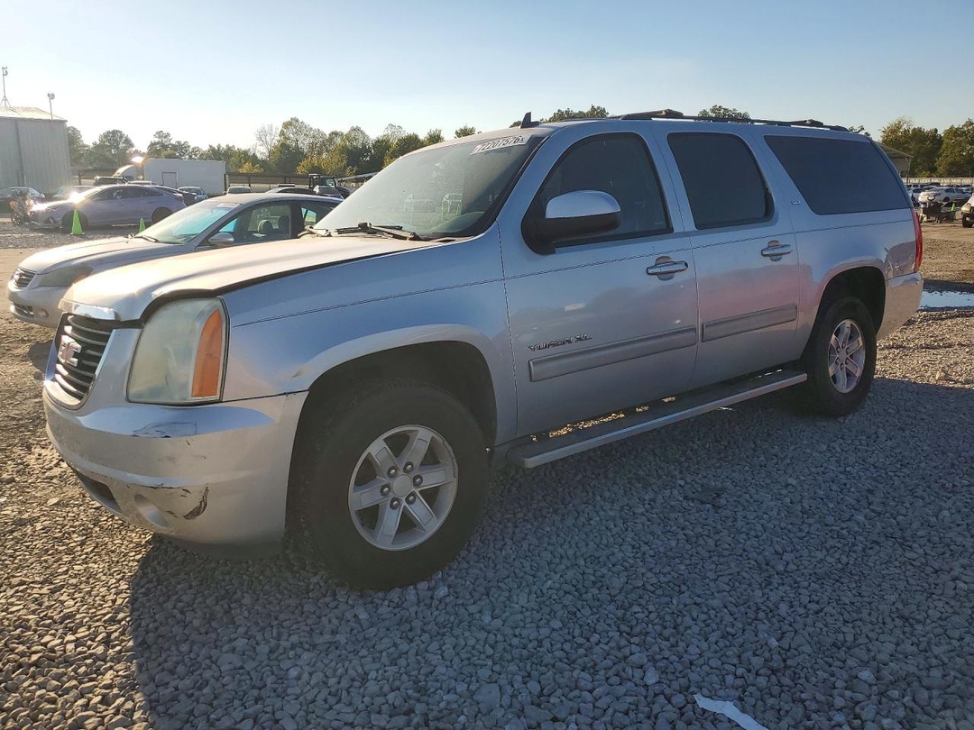 Vue de 2013 GMC YUKON XL K1500 SLT, angle 1