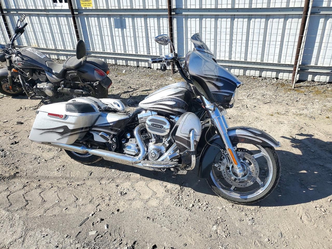 Vue de 2015 HARLEY-DAVIDSON FLHXSE CVO STREET GLIDE, angle 1