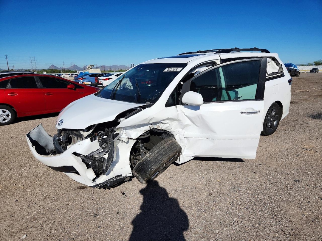 Vista de 2016 TOYOTA SIENNA SE, ángulo 1