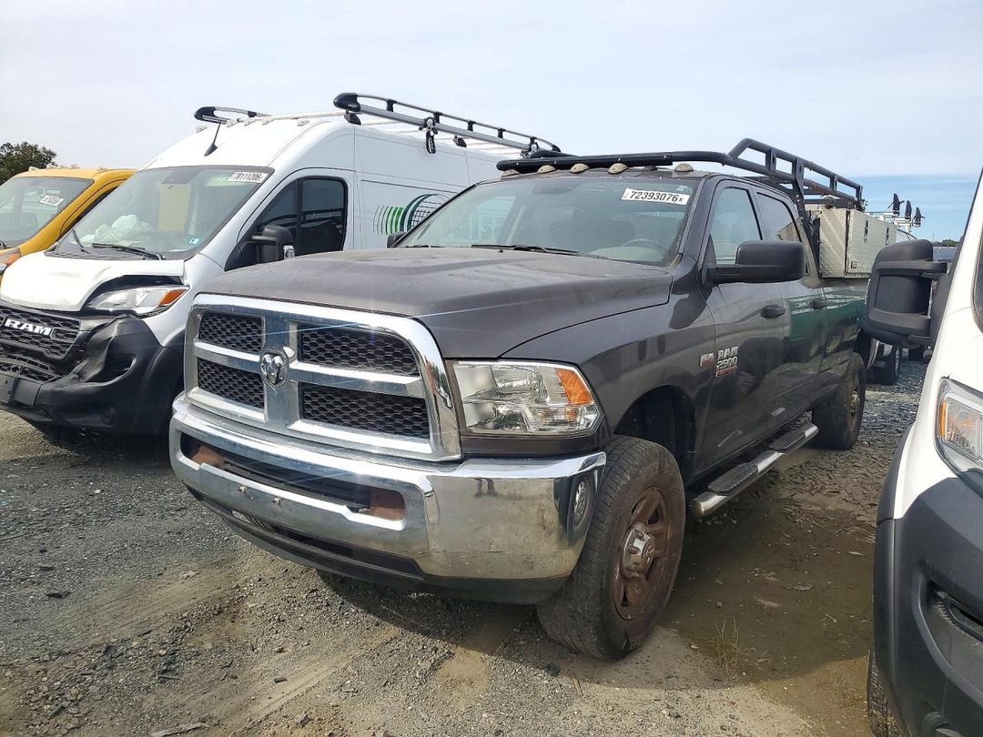 Вид 2016 RAM 2500 ST, угол 1
