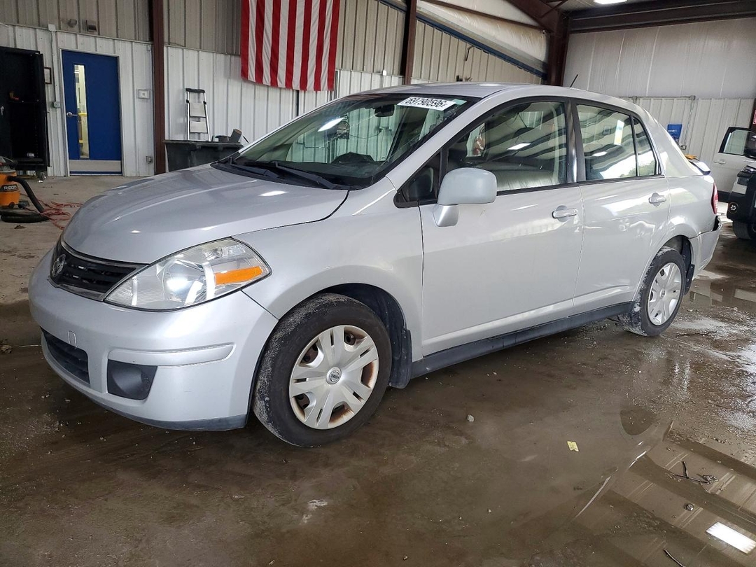 Вид 2011 NISSAN VERSA 1.8 S, угол 1