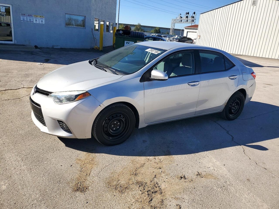 Вид 2015 TOYOTA COROLLA LE, угол 1