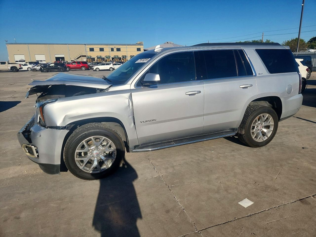 منظر 2017 GMC YUKON SLT، زاوية 1